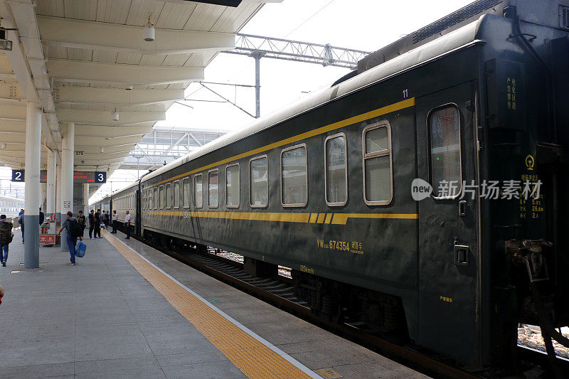 China Railway: Train K552 at Dezhou Railway Station (德州站)